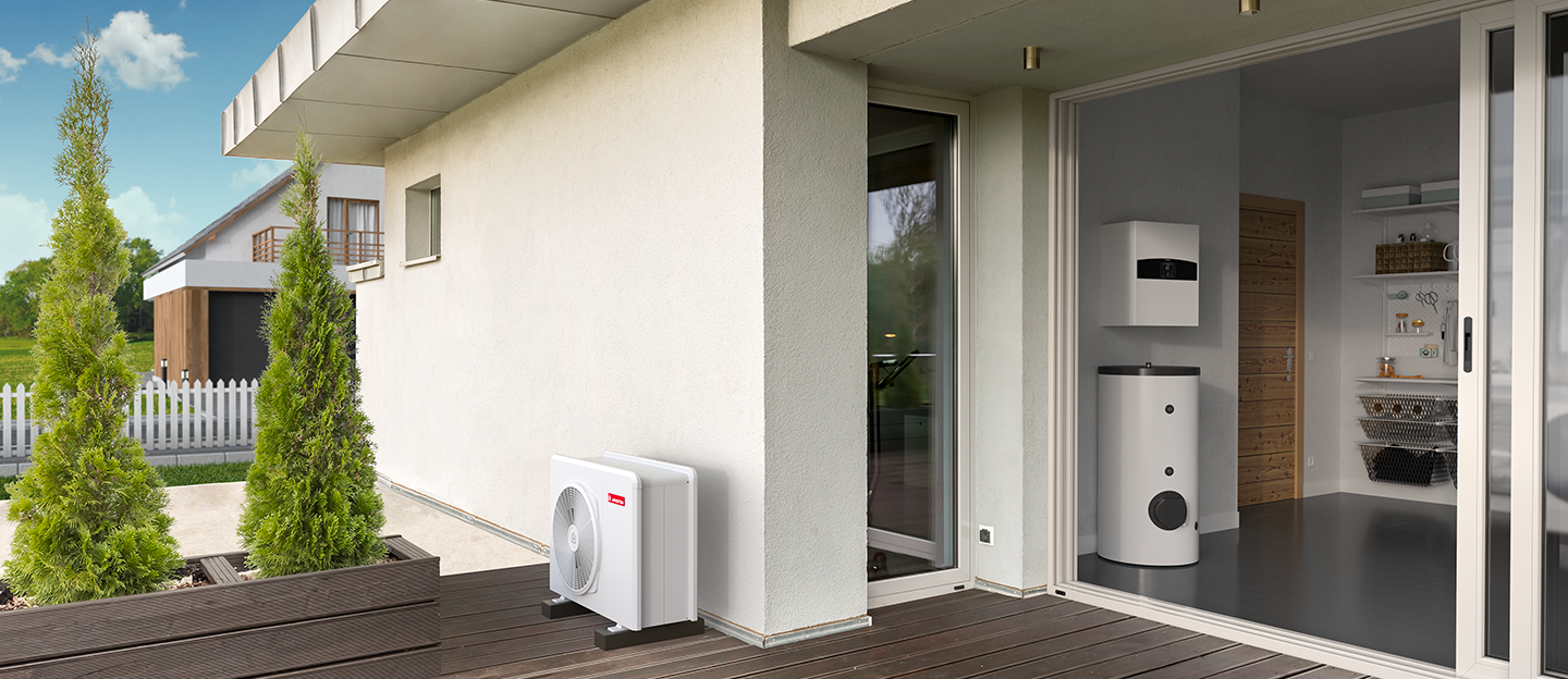 Bomba de calor eficiente en el terrado de una casa