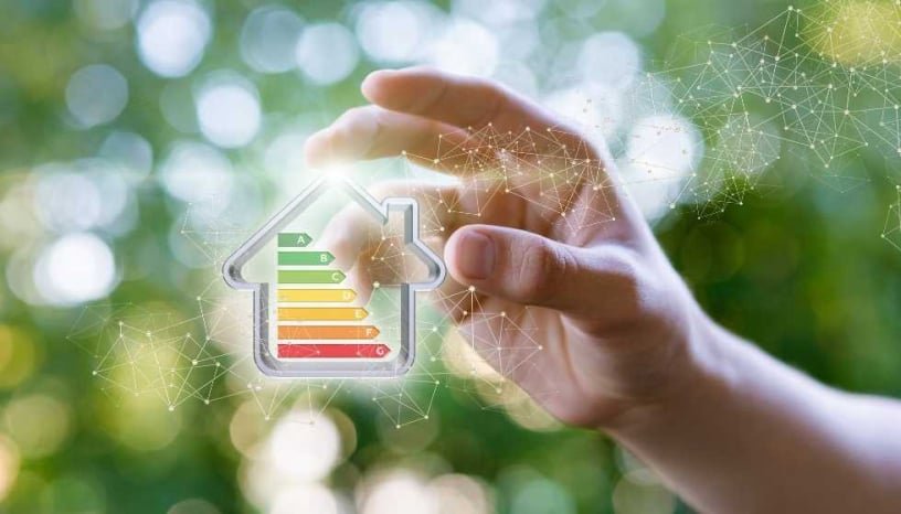 Gente haciendo un estudio energético con placas solares en el exterior