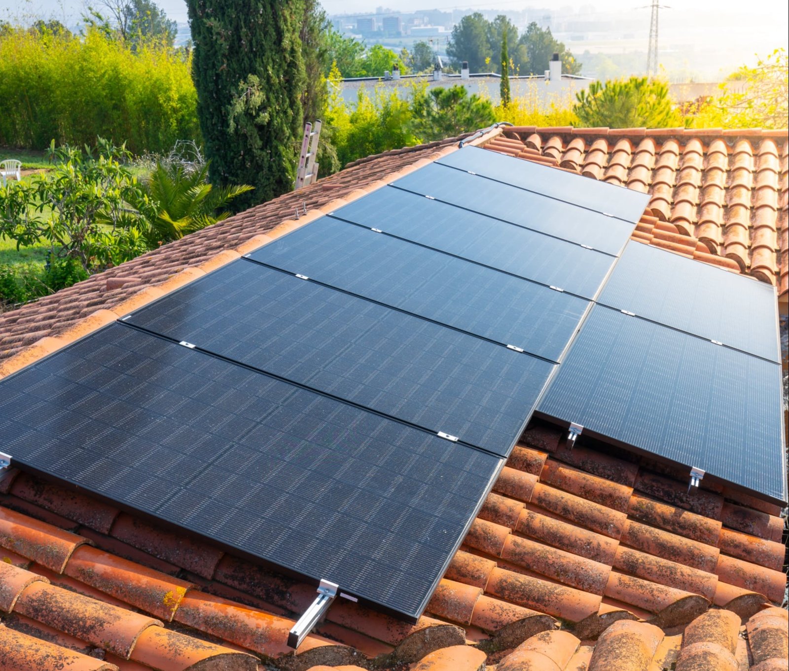 Placas solares en el tejado de una casa