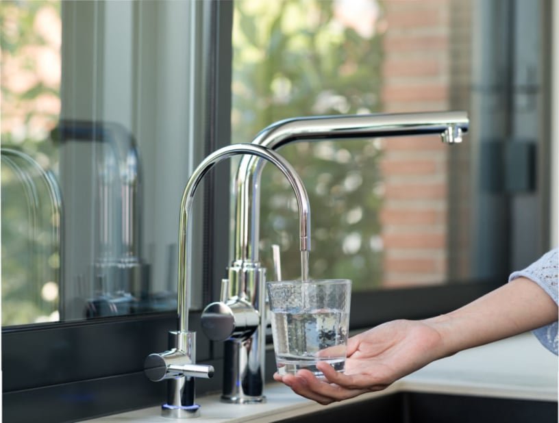 Tratamiento de agua, osmosis, grifo pequeño para beber